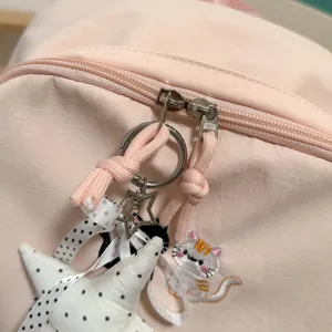Roze casual rugzak voor studenten met schattige sterrenhangers en ritsdetails, stijlvol en mooi.