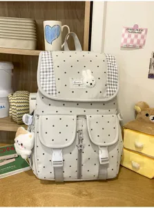 Gedetailleerd opname van de grijze retro polkadot rugzak met ruitrand en schattige konijnenpatch.