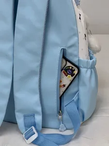 Leuke lichtblauwe rugzak detail met verstelbare schouderbanden en handig ritsvakje.