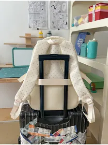 Lichte schoolrugzak met kofferband detail en schattig sterrenpatroon voor dagelijks gebruik.