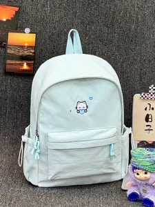 Gedetailleerd overzicht van lichtblauwe canvas schoolrugzak met schattige kattenborduurwerk.