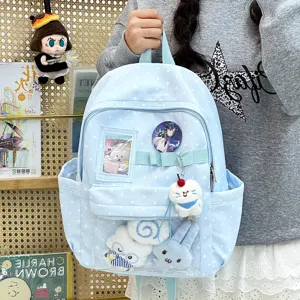 Zaino ita azzurro a pois con finestra trasparente e simpatici peluche per fan degli anime.