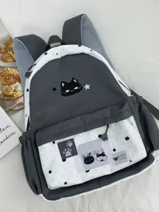 Gedetailleerd overzicht van de schattige kattenrugzak met voorzakpatches en duurzame banden.