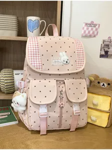 Roze polkadot rugzak detail met een schattige konijnenpatch en handige voorzakken.