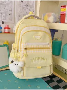 Geel ruitjes schoolrugzak detail met meerdere vakken en schattige pluche speelgoedhanger.