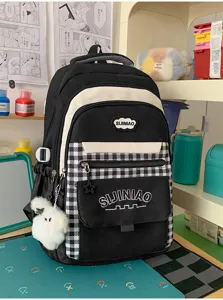 Gedetailleerd overzicht van de Koreaanse studentenrugzak met ruitjespatroon en pluche hanger.