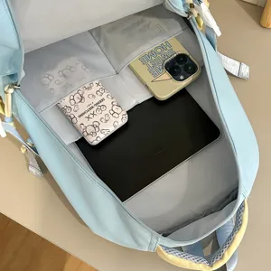 Koreaanse stijl contrasterende kleur studenten rugzak hoofdaanzicht ruim interieur.