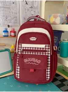 Koreaanse stijl studentenrugzak in rood en wit ruitjesdesign met meerdere compartimenten.