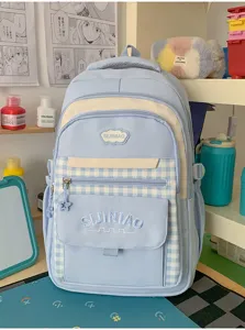 Gedetailleerd overzicht van de lichtblauwe en witte ruitjes schoolrugzak met vakken.