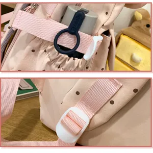 Koreaanse stijl polkadots rugzak detail met een handige zijvak riem en verstelbare gesp.