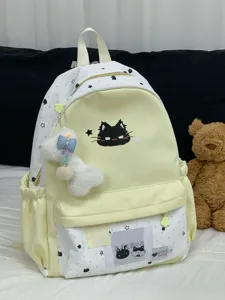Gedetailleerd overzicht van schattige gele en witte ster canvas rugzak met zwarte kat enhanger.
