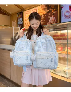 Schattige Koreaanse blauw-witte ruitjesrugzak met puppyborduurwerk, kant en stippen.