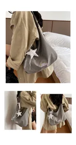 Stijlvolle ruitjes schoudertas voor dames met sterhanger en trendy crossbody design.