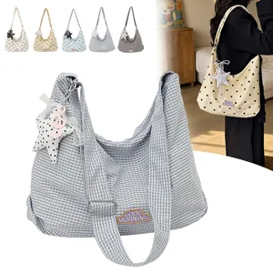 Casual slouchy hobo schoudertas voor dames met sterhanger en leuk ruitjes- of stippenpatroon.
