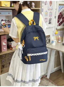 Detailopname van de Japanse studentenrugzak met schattige gele strik en kanten afwerking.