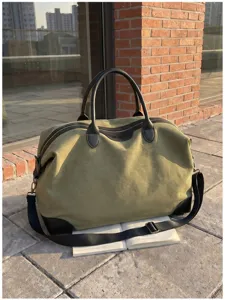 Grote reistas van canvas met zwart lederen afwerking, casual sporttas en weekendtas voor korte trips.