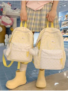 Schattige gele ruitjes rugzak met schattig puppy borduurwerk en kanten voorzak voor meisjes.