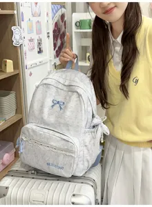 Lichtgrijze schoolrugzak in Japanse stijl met blauwe strik en kanten randdetails.