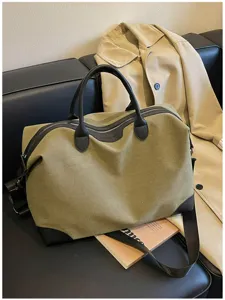 Casual reistas van groot canvas met zwarte leren afwerking en comfortabele strap.