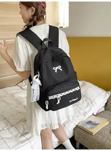 Gedetailleerd overzicht van de zwarte Japanse stijl rugzak met schattige strik en kanten rand.