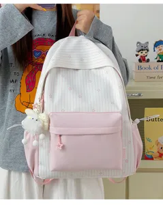 Roze gestreepte rugzak met schattige pluche hanger voor school en dagelijks gebruik.