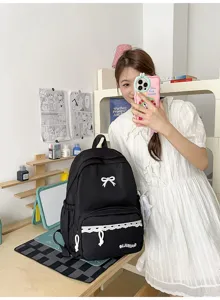 Japanse stijl zwarte schoolrugzak met een schattige strik en verfijnde kanten details.