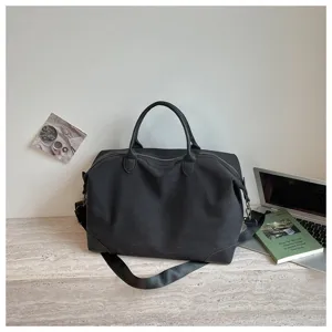 Detail zwarte canvas reistas gymtas, grote casual reistas handtas met comfortabele handgrepen.