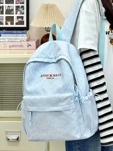 Hellblauer lässiger Studenten-Rucksack im Detail mit Vorderstickerei und nützlichen Taschen.