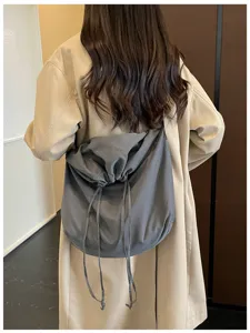 Sac bandoulière souple gris avec cordon, grand sac hobo fourre-tout pour tous les jours.