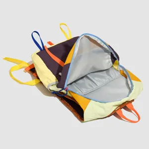 Kleurrijke dopamine multifunctionele reisrugzak voor outdoor wandelen en dagelijks.