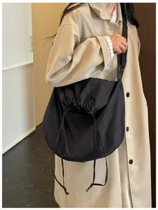 Sac bandoulière noir à cordon, grand sac porté épaule hobo pour une utilisation quotidienne.
