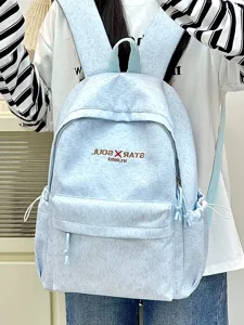 Hellblauer Fleece-Rucksack Detail, lässige Schultasche für Schüler, bequemer Alltags-Daypack.