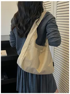 Detailansicht der Freizeittasche aus Segeltuch mit Vordertasche für den täglichen Weg zur Arbeit.