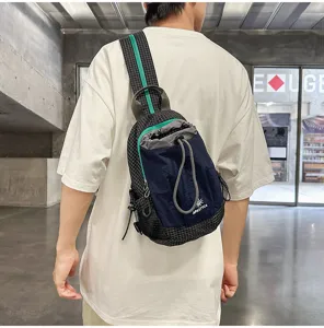 Bolso cruzado ligero para exteriores con patrón de cuadrícula y bolsillo con cordón.