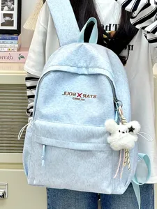 Lässiger hellblauer Canvas Schulrucksack für Studenten und Pendler mit niedlichem Plüschanhänger.