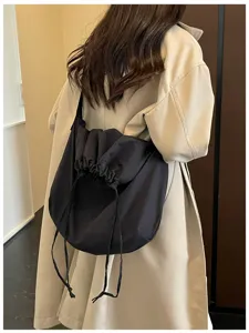 Sac bandoulière noir à cordon, grande capacité sac hobo détail vue sur le modèle.