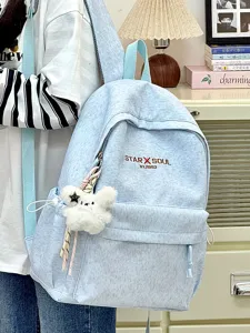 Hellblauer strukturierter Freizeitrucksack mit Fronttasche, niedlichem Anhänger und Logo.