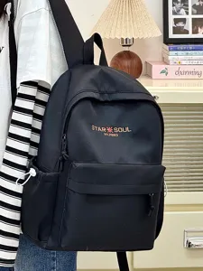 Schlichter schwarzer Studentenrucksack für die tägliche Pendelfahrt mit Fronttasche.