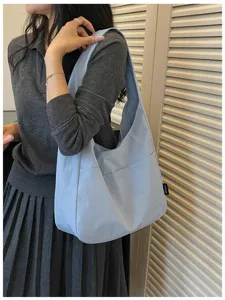 Detailansicht der hellblauen Segeltuch Umhängetasche, lässige Tasche, minimalistischer Stil.