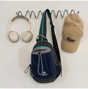 Bolso de pecho ligero con rejilla exterior, mochila cruzada casual colorblock para viaje.