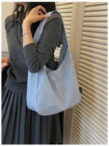 Einfarbige Canvas Umhängetasche für Damen, schlichte Freizeittasche für Alltag und Uni.