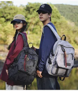 Vue detaille du grand sac a dos impermeable pour etudiants, style de plein air elegant.