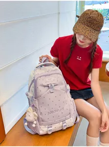 Grand sac a dos scolaire en toile avec charmant motif etoiles et joli accessoire peluche.