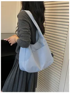 Einfarbige lässige Canvas-Umhängetasche Detailansicht, minimalistische Pendler-Hobo-Tasche.