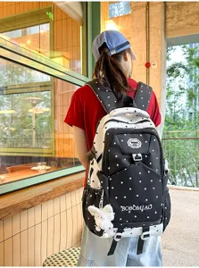 Vue détaillée du grand sac à dos de voyage décontracté à motif d'étoiles noir et blanc.