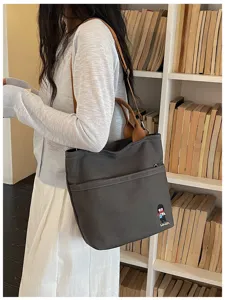 Sac à bandoulière en toile décontracté avec patch, idéal pour les étudiantes au quotidien.