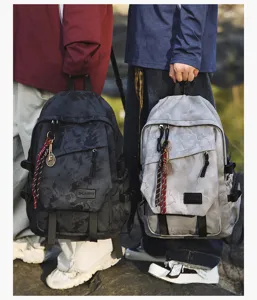 Vue détaillée du sac à dos de campus élégant avec porte-clés et grands compartiments.