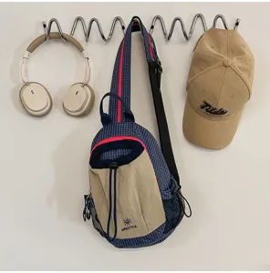 Mochila bandolera ligera de cuadros azules con bolsillo para deporte y viajes al aire libre.