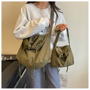 Vue detaillee du sac bandouliere en nylon avec cordon, sac souple et pratique au quotidien.
