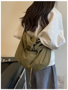 Vue détaillée du sac bandoulière minimaliste à cordon avec son design souple et élégant.